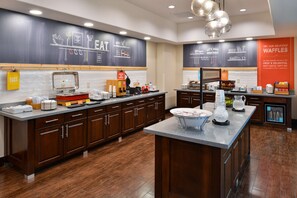 Free daily buffet breakfast  - Hampton Inn & Suites Hutto Austin (Hutto)