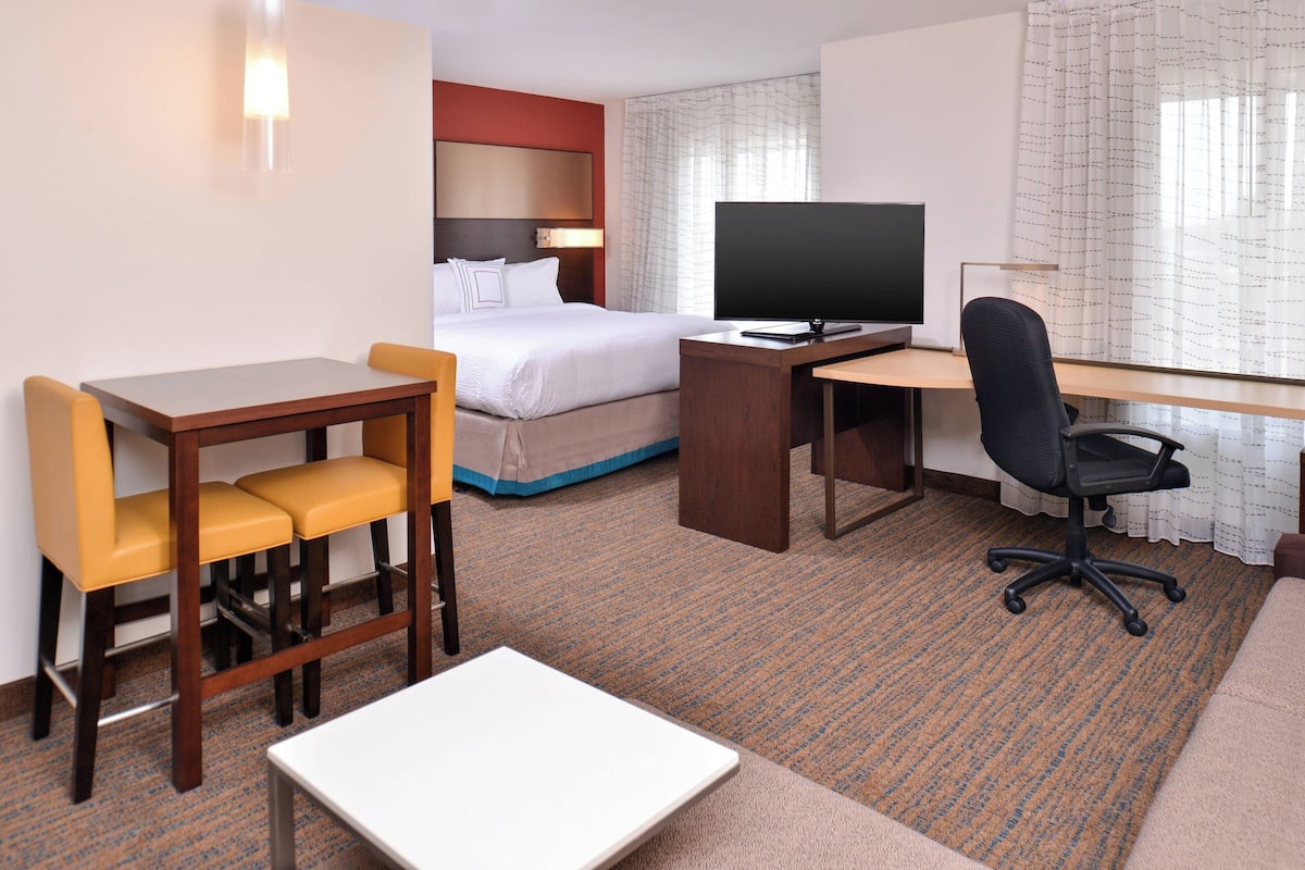 studio, 1 king bed with sofa bed | premium bedding, in-room safe, desk, iron/ironing board
