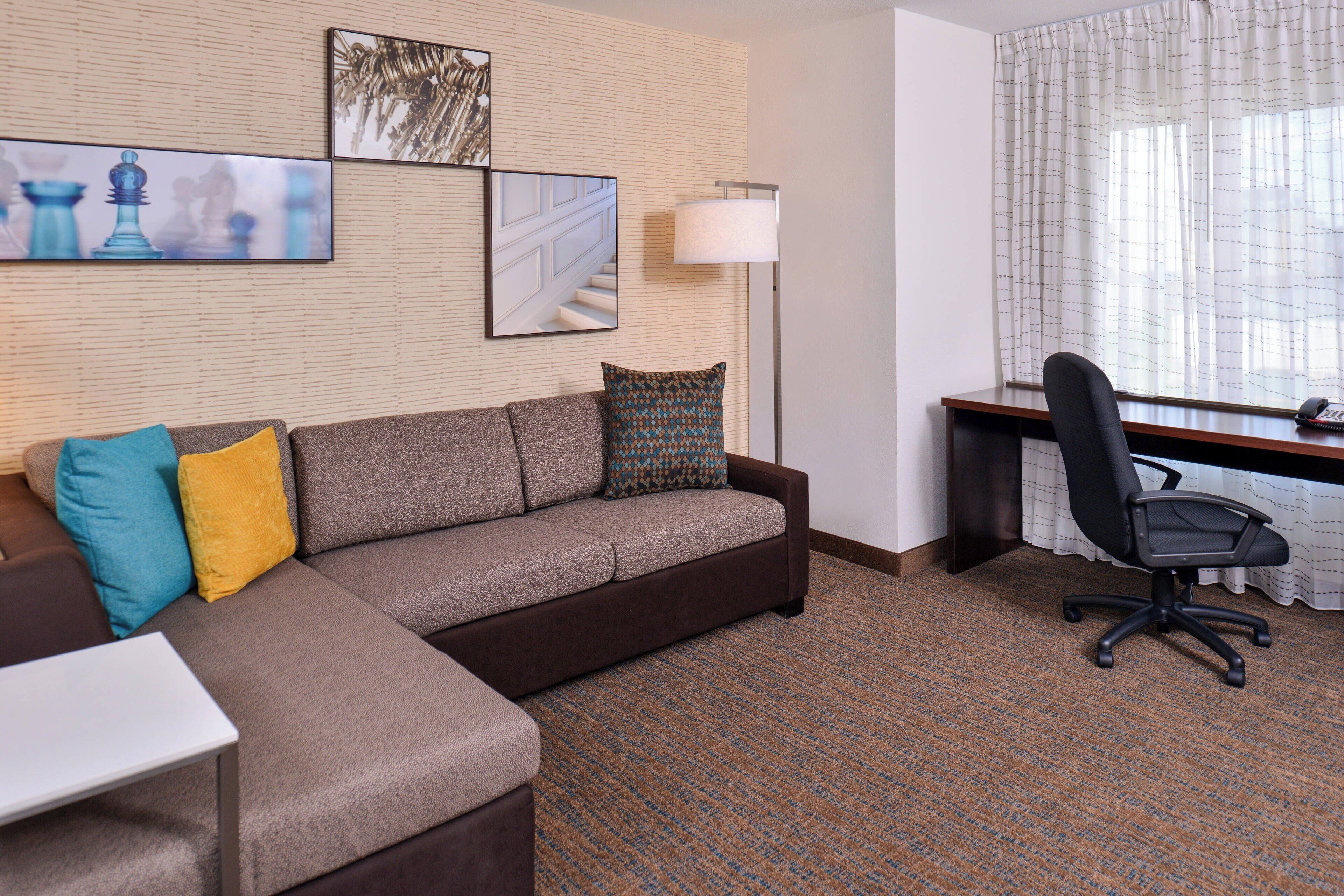 suite, 1 bedroom | living area | 40-inch smart tv with cable channels, tv, netflix