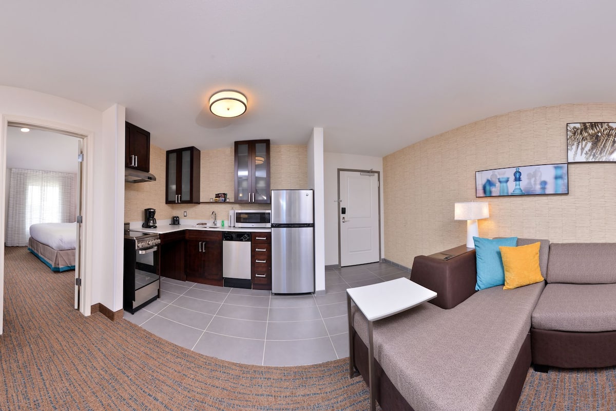 suite, 1 bedroom | private kitchen | fridge, microwave, oven, stovetop