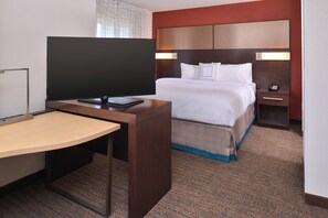 Premium bedding, in-room safe, desk, iron/ironing board - Residence Inn Cedar Rapids South (Cedar Rapids)