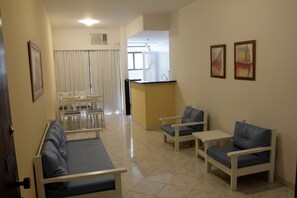 1 ห้องนอน, โต๊ะทำงาน, เตารีด/โต๊ะรีดผ้า, เตียงเสริม