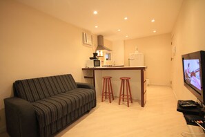 Estudio estándar, 1 habitación, cocineta | Área de sala de estar | Televisión de pantalla plana y reproductor de DVD 