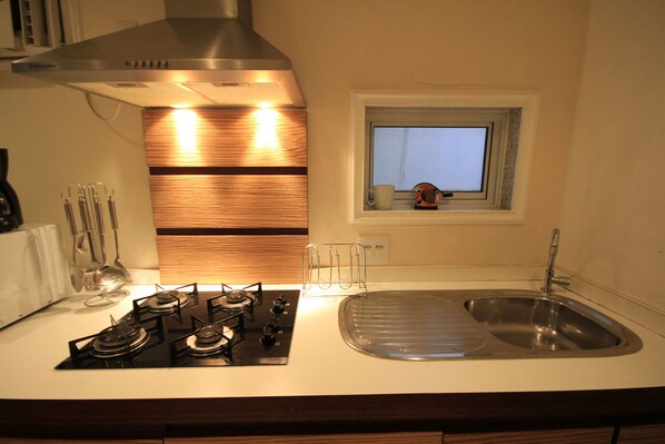 Estudio estándar, 1 habitación, cocineta | Cocineta privada | Refrigerador, microondas, parrilla de estufa y cafetera y tetera 