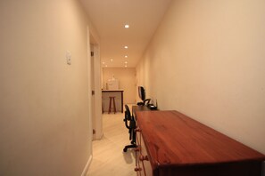 Estudio estándar, 1 habitación, cocineta | Área de sala de estar | Televisión de pantalla plana y reproductor de DVD 