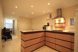 Estúdio standard, 1 quarto, cozinha americana | Cozinha americana privada | Geladeira, micro-ondas, cooktop, cafeteira/chaleira