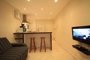 Estudio estándar, 1 habitación, cocineta | Sala de estar | Televisión de pantalla plana y reproductor de DVD 