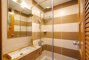 Superior Triple Room | Bathroom | Shower, free toiletries, hair dryer, slippers - Saigon Amigo Hotel (Ho Chi Minh City)