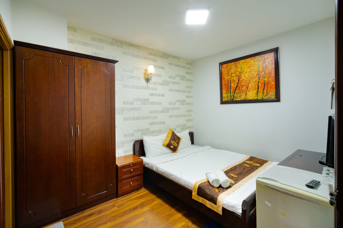 Quarto casal standard (No Window) | Frigobar, cofres nos quartos, espaço de trabalho para notebook