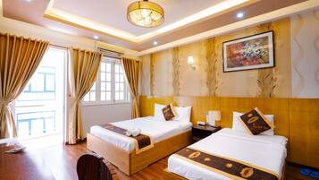 Familienzimmer, Balkon | Minibar, Zimmersafe, laptopgeeigneter Arbeitsplatz