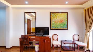 Chambre Familiale, balcon | Salle de séjour