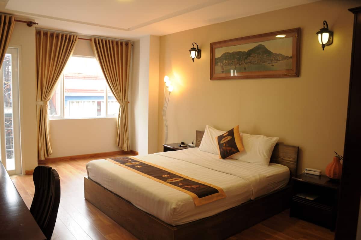Quarto casal luxo, sacada, vista para a cidade | Frigobar, cofres nos quartos, espaço de trabalho para notebook