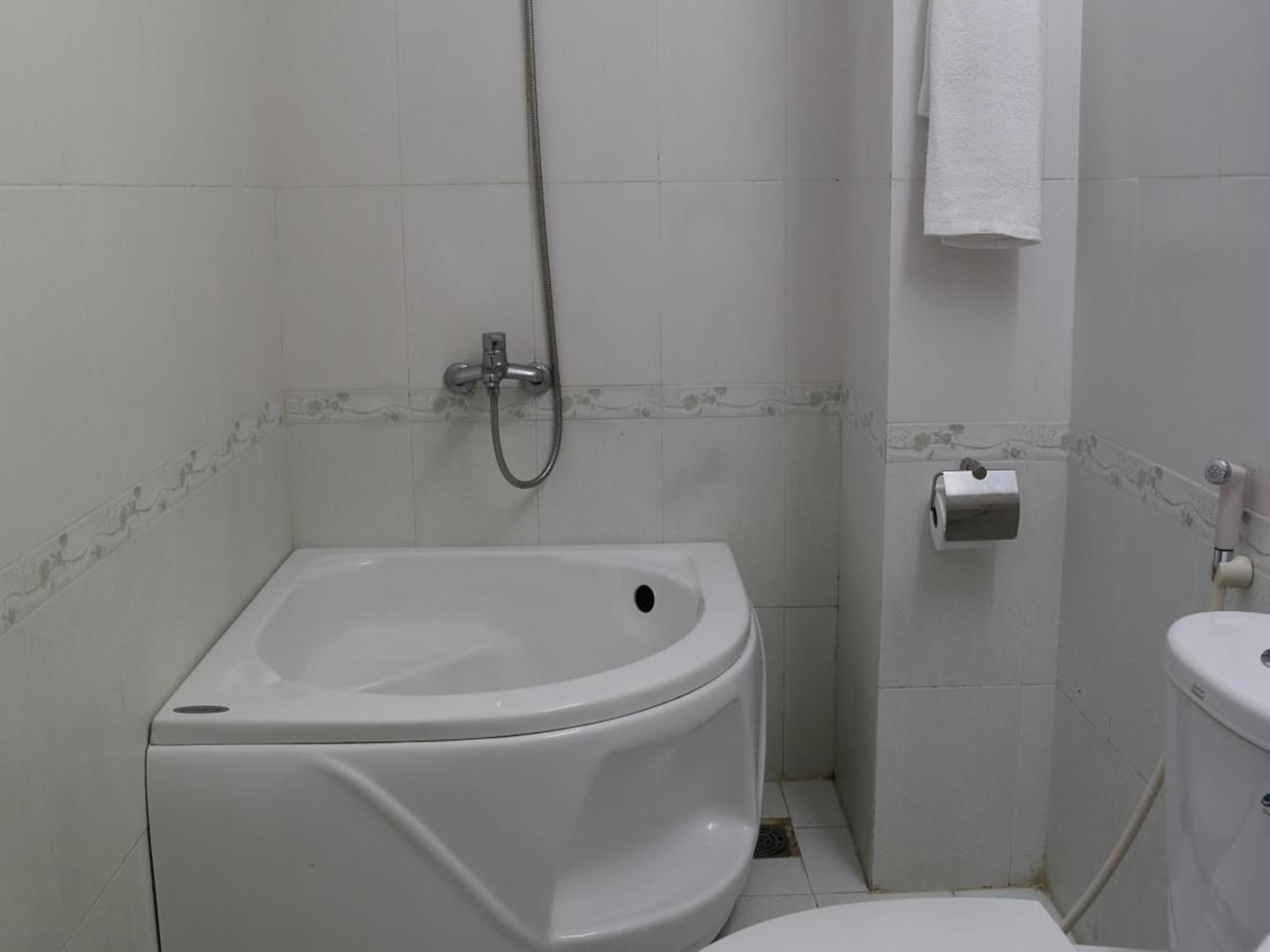 deluxe double room | bathroom | shower, hair dryer, towels