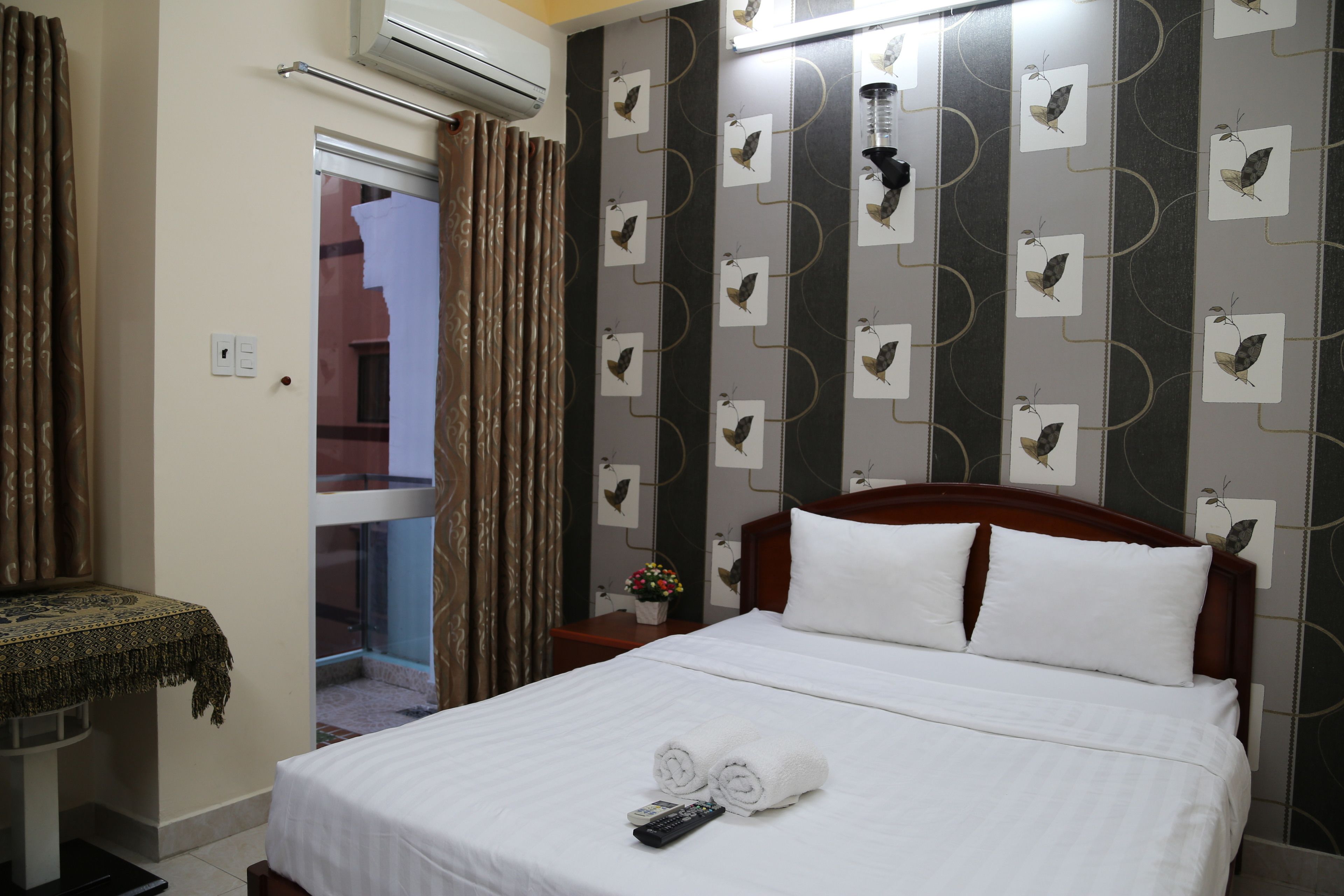 deluxe double room | minibar, desk, free wifi