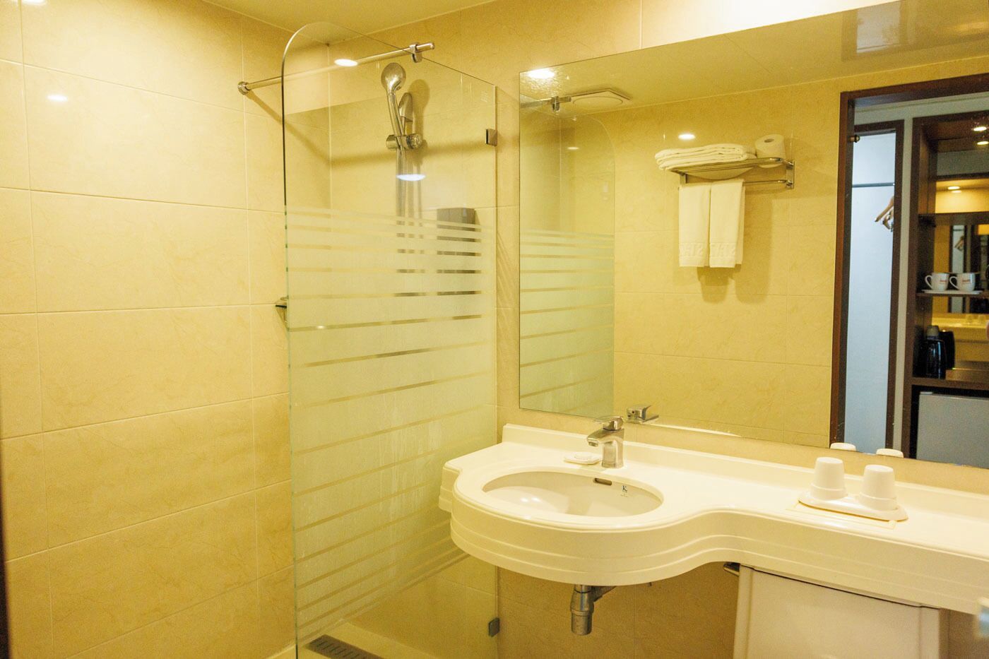 standard twin room | bathroom | shower, hair dryer, slippers, towels