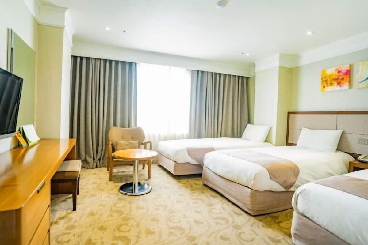 Down comforters, in-room safe, desk, blackout drapes