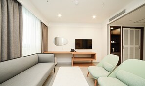 Premier Twin kamer, 2 tweepersoonsbedden, huisdieren niet toegestaan, uitzicht op de stad | Donsdekens, een kluis op de kamer, een bureau, verduisterende gordijnen