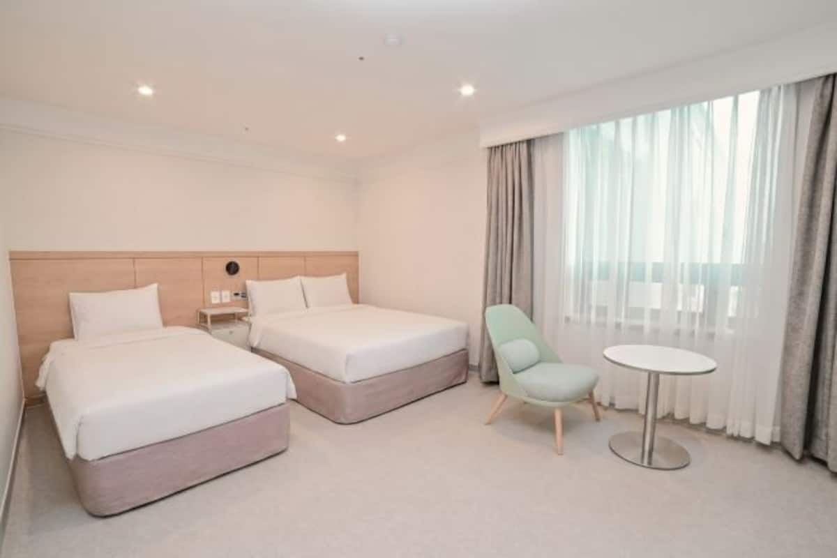 Down comforters, in-room safe, desk, blackout drapes