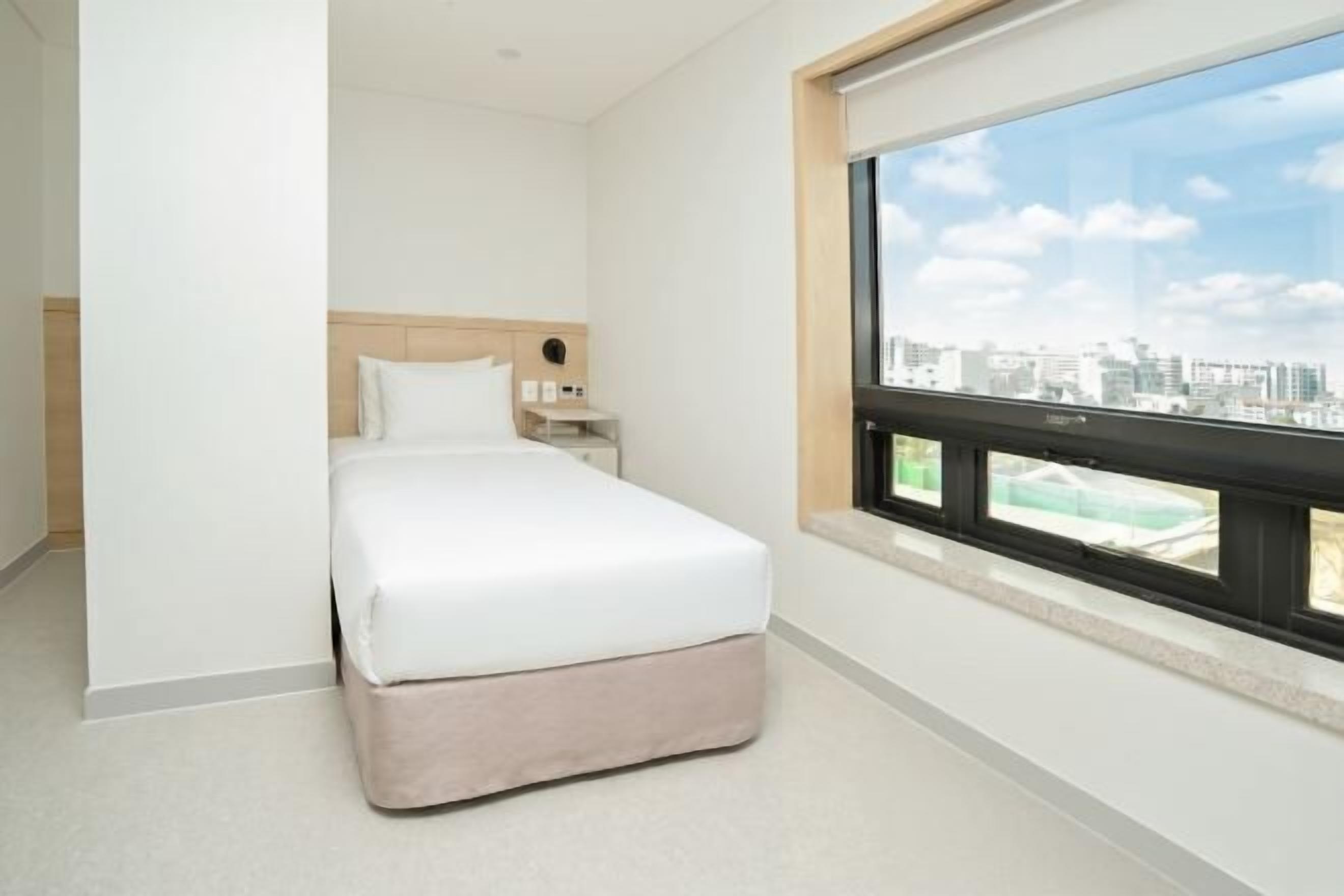 Down comforters, in-room safe, desk, blackout drapes