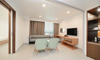Quarto duplo premier, 2 camas de casal, não aceita animais de estimação, vista para a cidade | Edredons de pluma, cofres nos quartos, escrivaninha, cortinas blackout