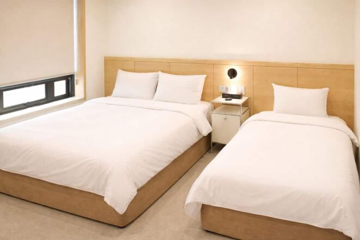 Edredón, caja de seguridad en la habitación y escritorio