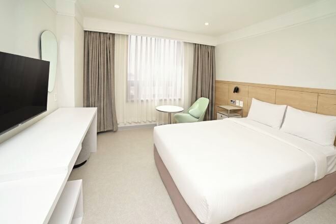 Down comforters, in-room safe, desk, blackout drapes