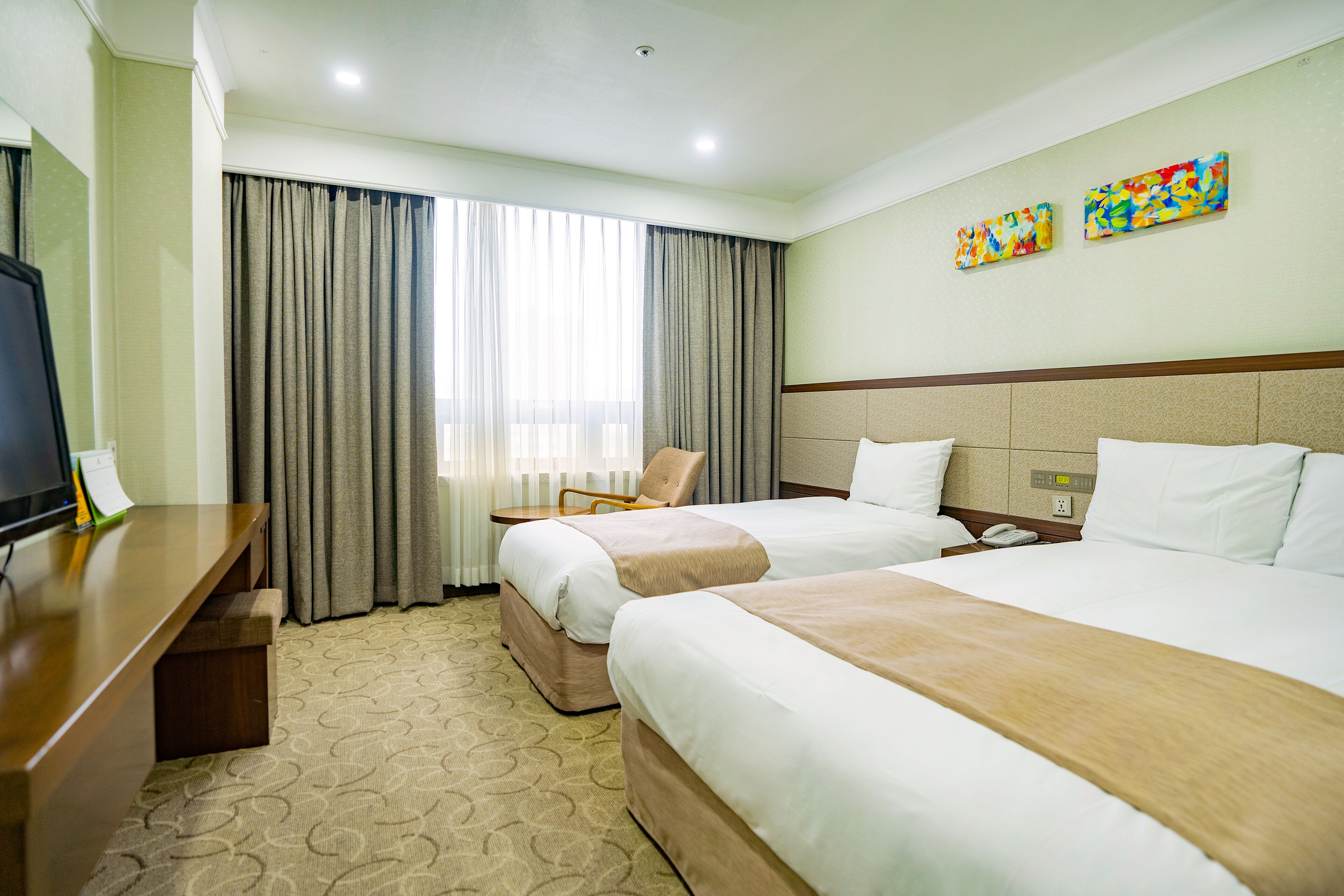 deluxe twin room | 1 bedroom, down duvets, in-room safe, desk