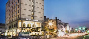 시내에 위치한 동문시장 | 익스피디아 시내에 위치한 동문시장 | 익스피디아