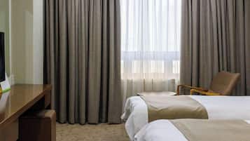 Ducha, secador de pelo, pantuflas, toallas