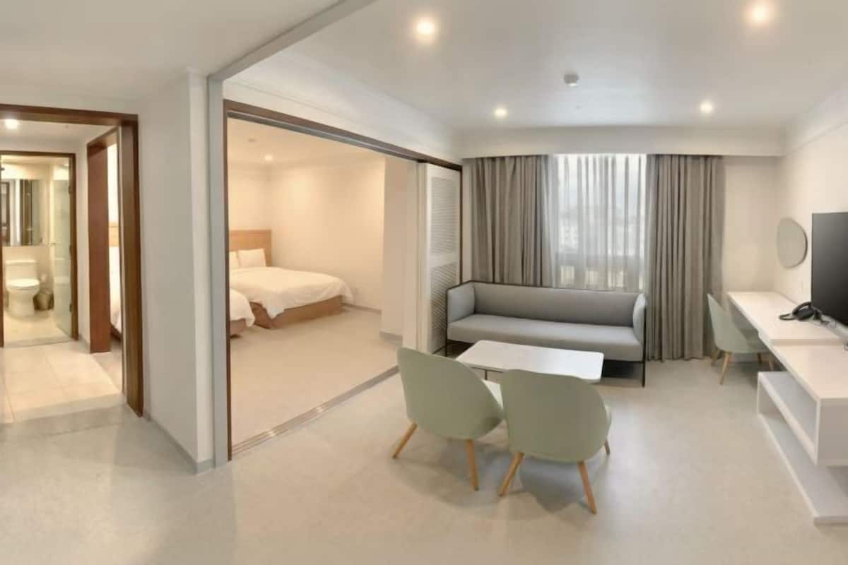 Down comforters, in-room safe, desk, blackout drapes