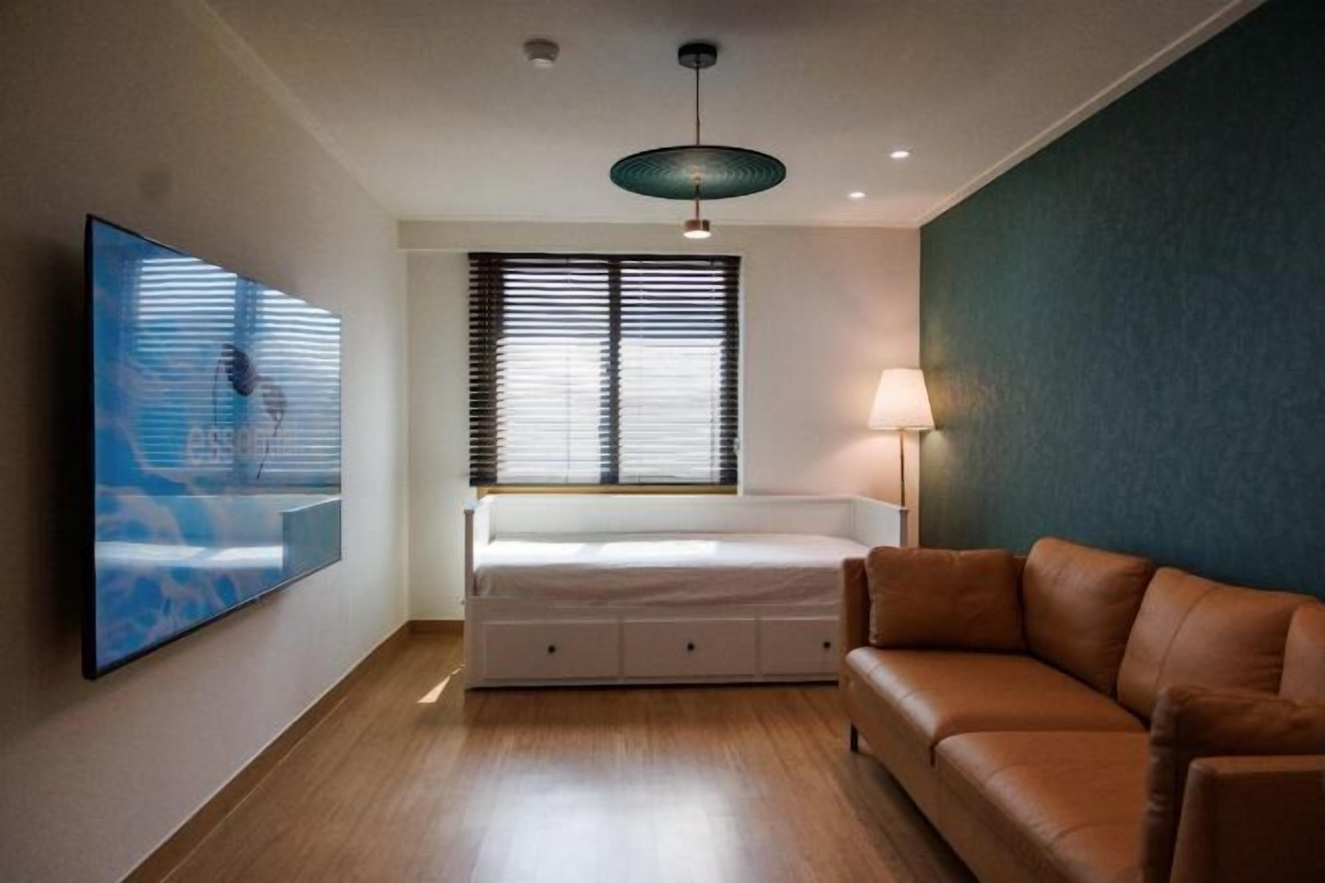 Down duvets, in-room safe, desk, blackout curtains