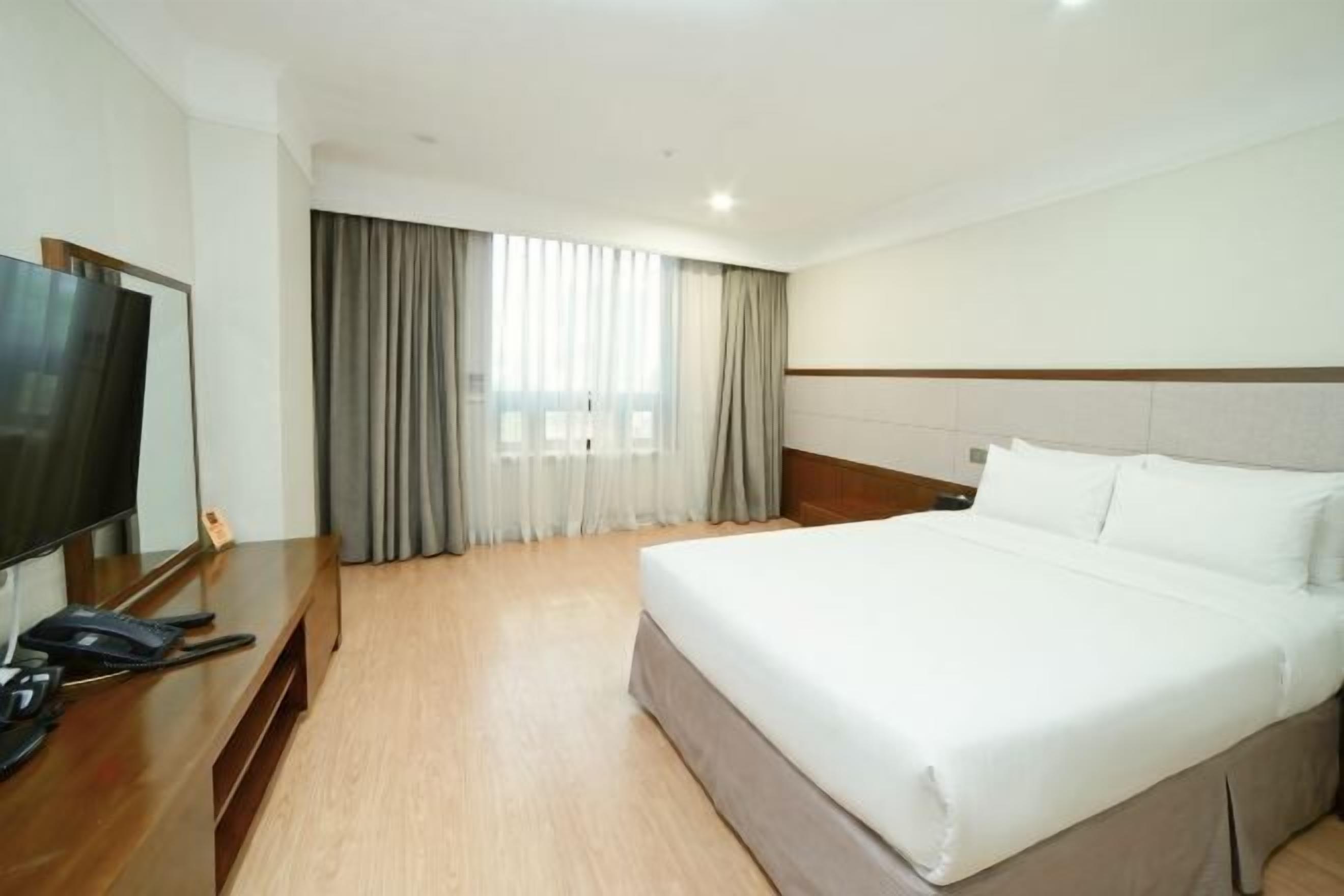 Down comforters, in-room safe, desk, blackout drapes