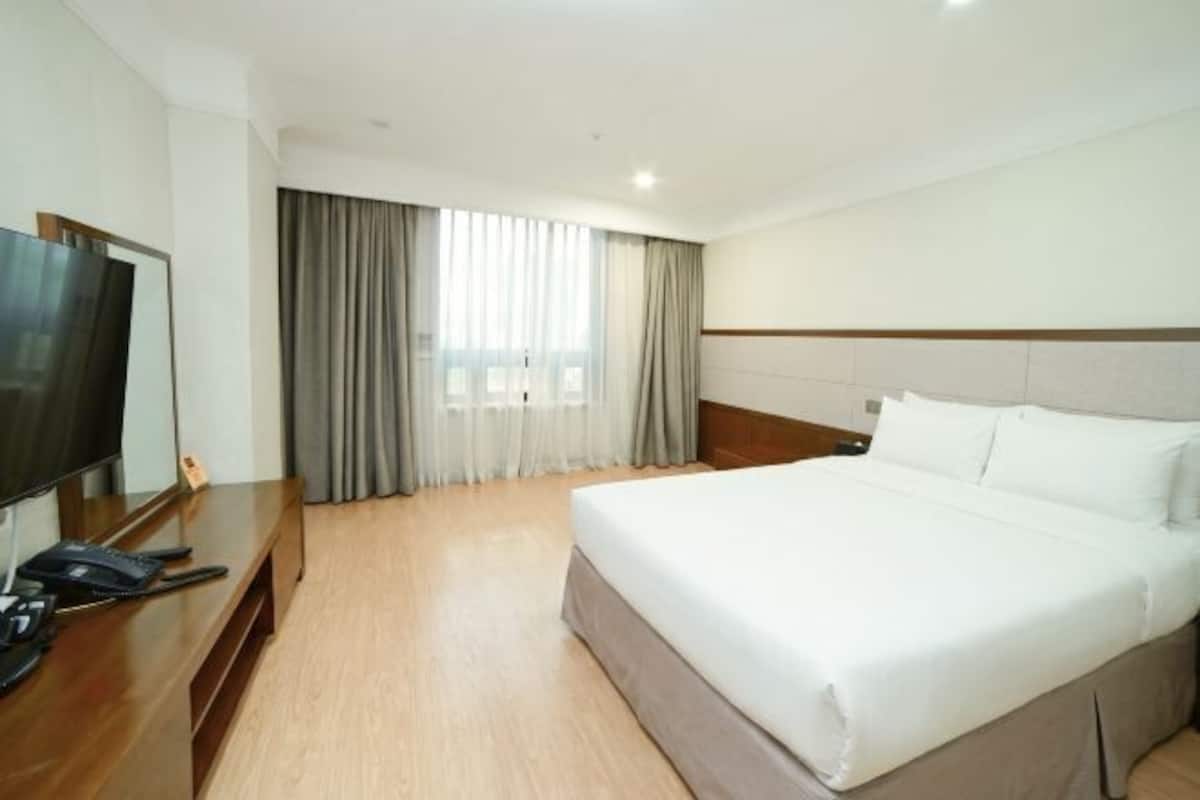 Down comforters, in-room safe, desk, blackout drapes