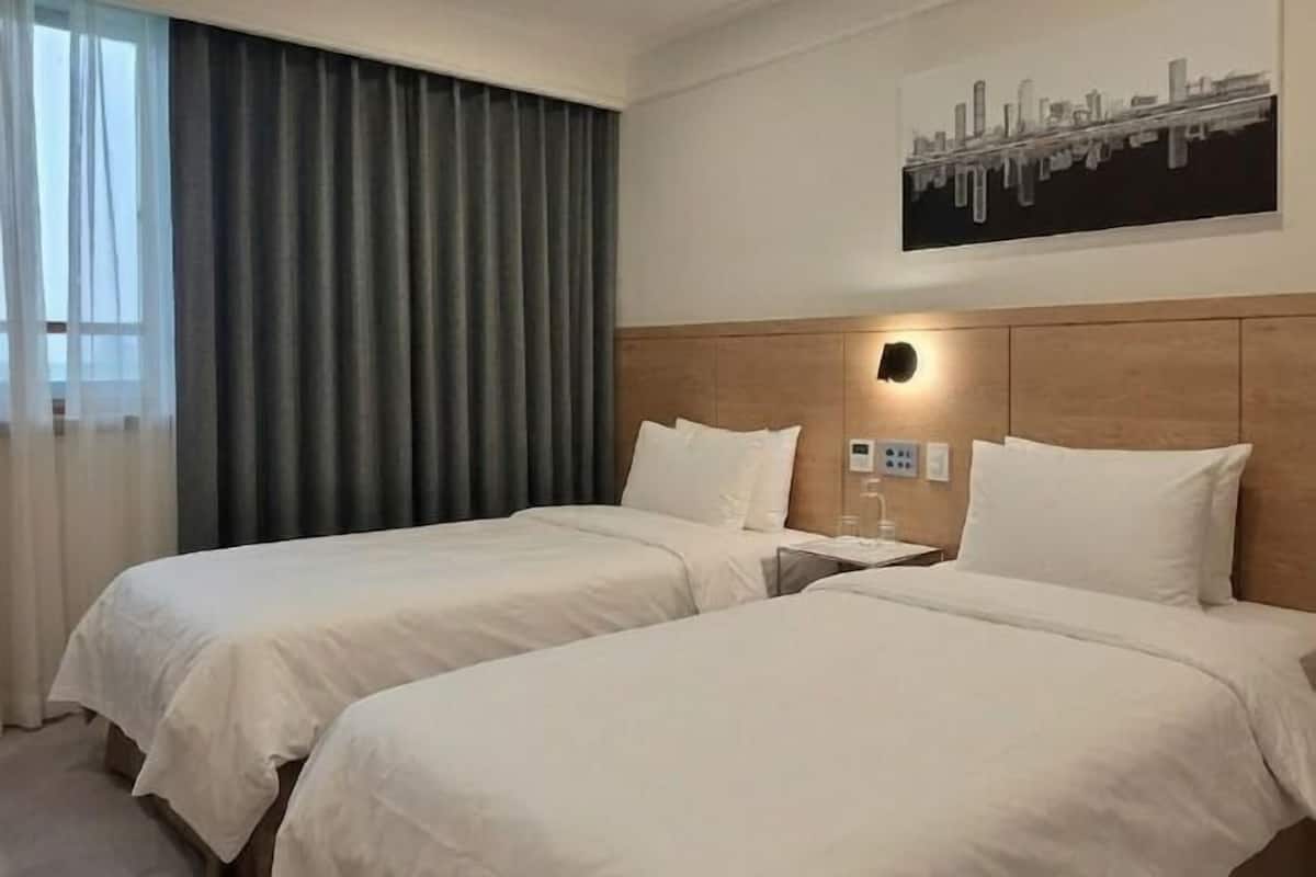 Down comforters, in-room safe, desk, blackout drapes