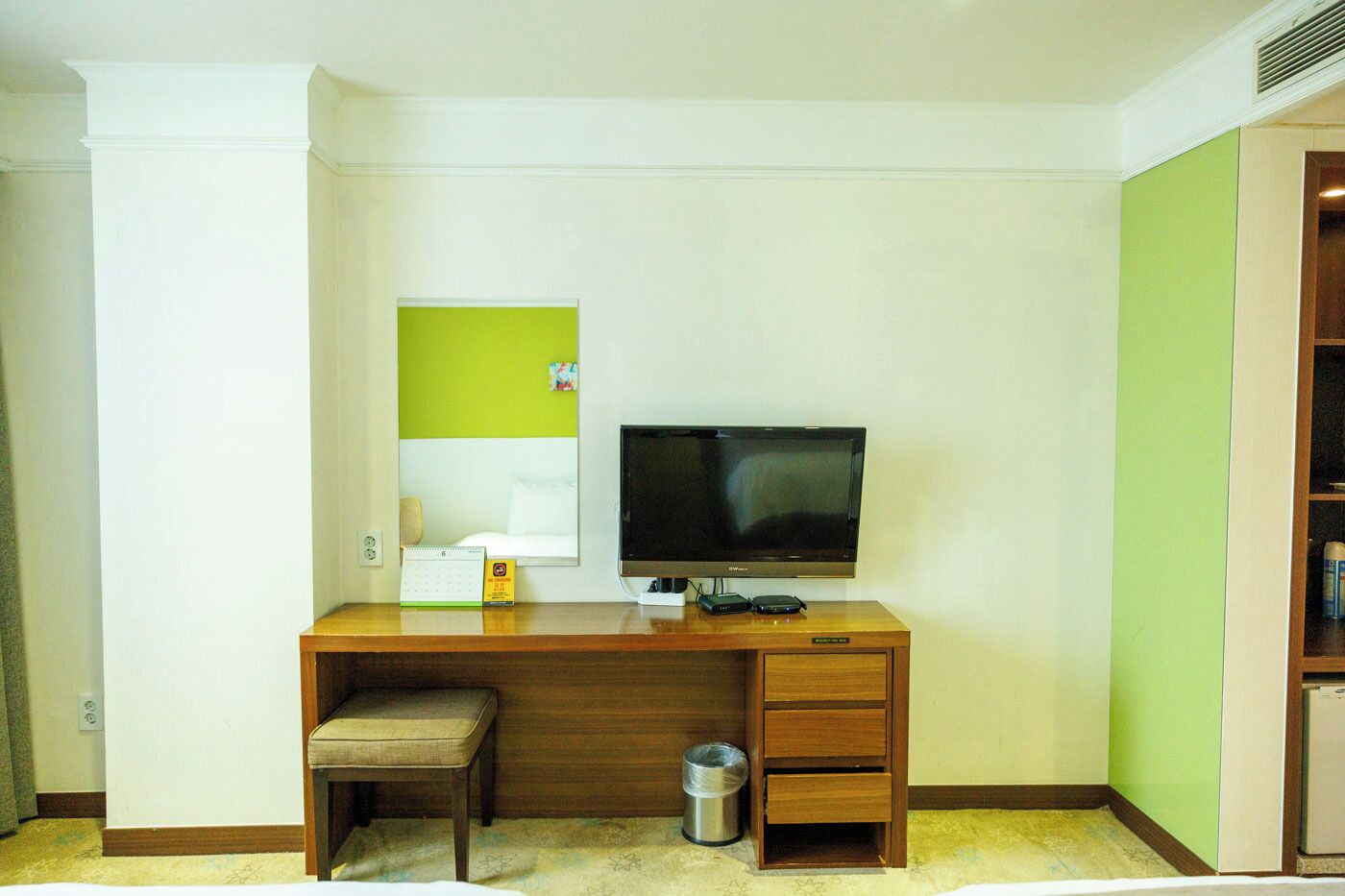 standard twin room | 1 bedroom, down duvets, in-room safe, desk