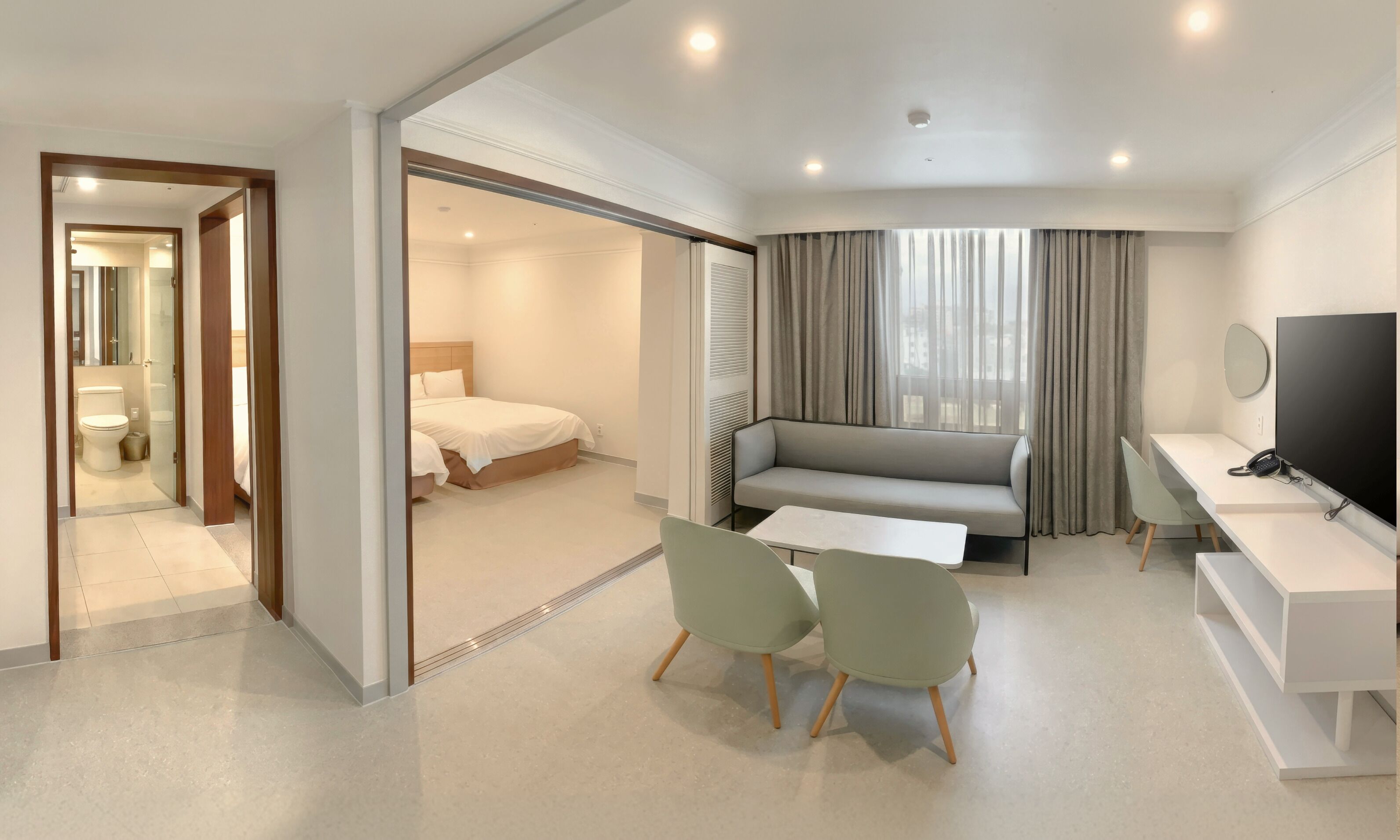 Down duvets, in-room safe, desk, blackout curtains