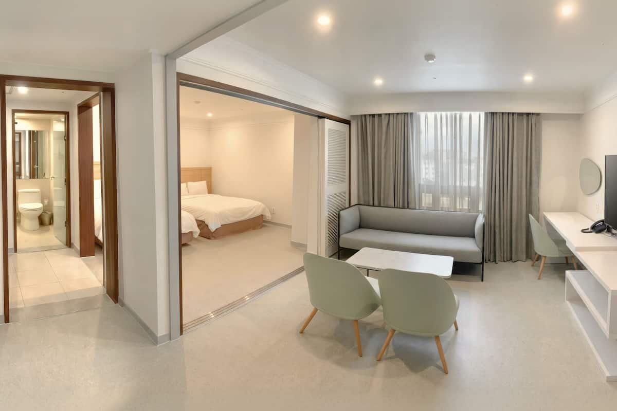Presidential Suite | Down comforters, in-room safe, desk, blackout drapes