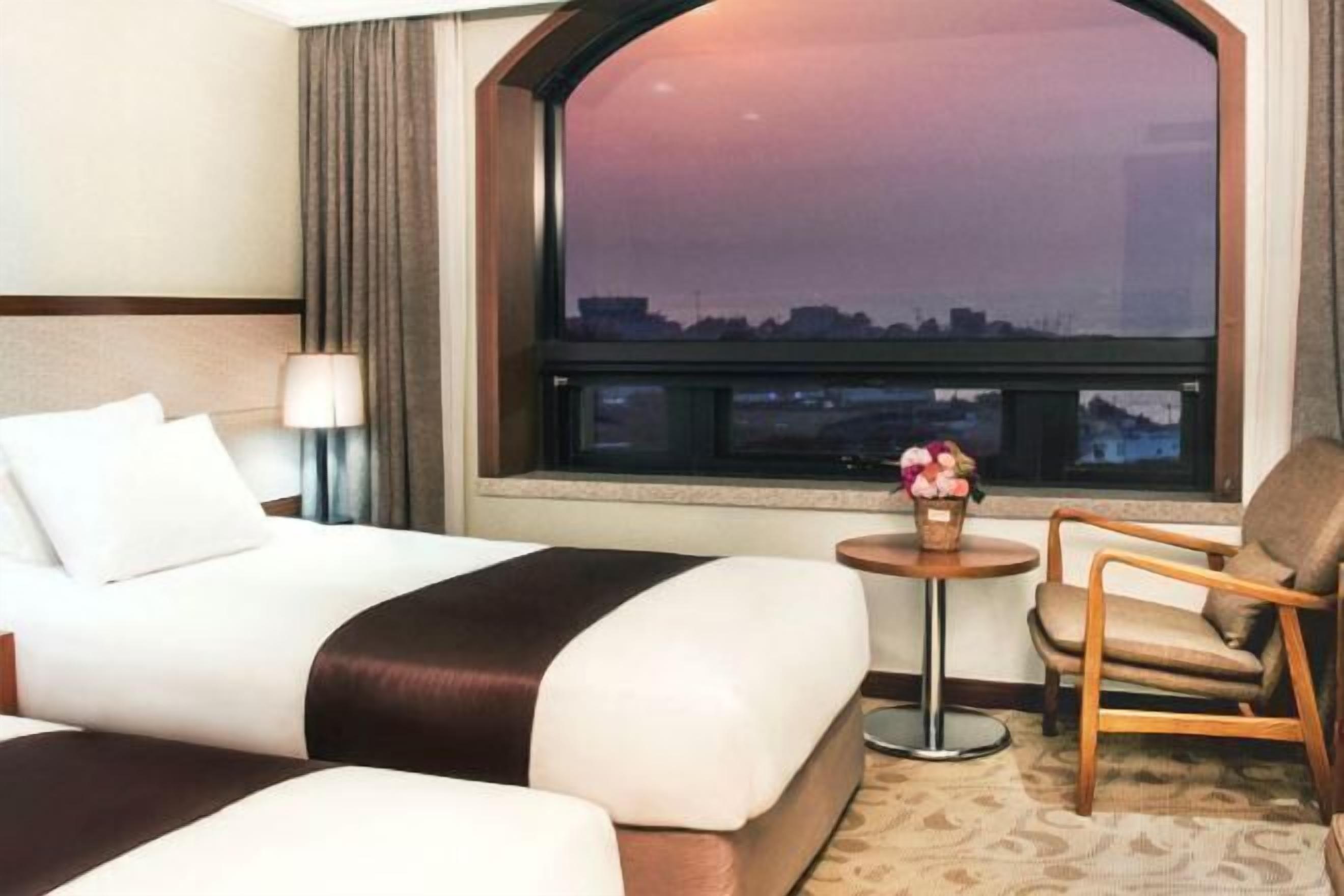 Down duvets, in-room safe, desk, blackout curtains