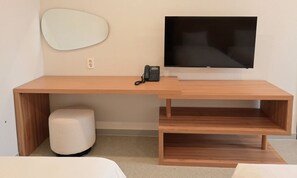 Deluxe-Vierbettzimmer, Mehrere Betten, Haustiere nicht gestattet, Stadtblick | Daunenbettdecken, Zimmersafe, Schreibtisch, Verdunkelungsvorhänge