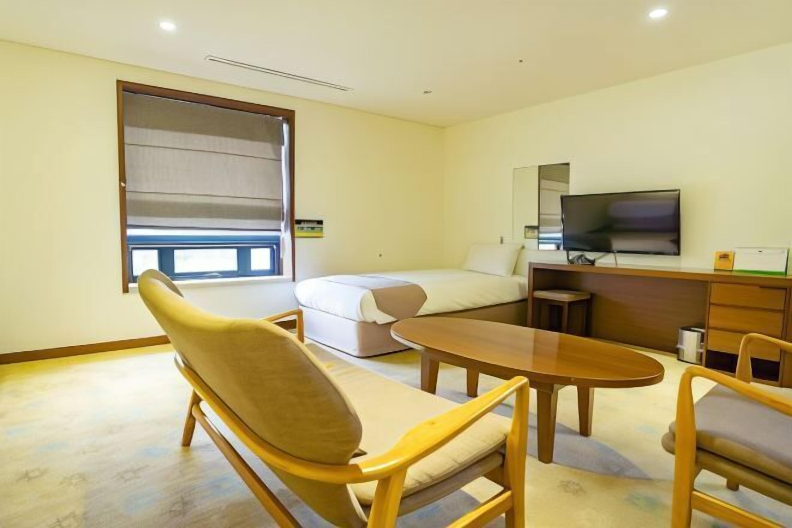 Down duvets, in-room safe, desk, blackout curtains