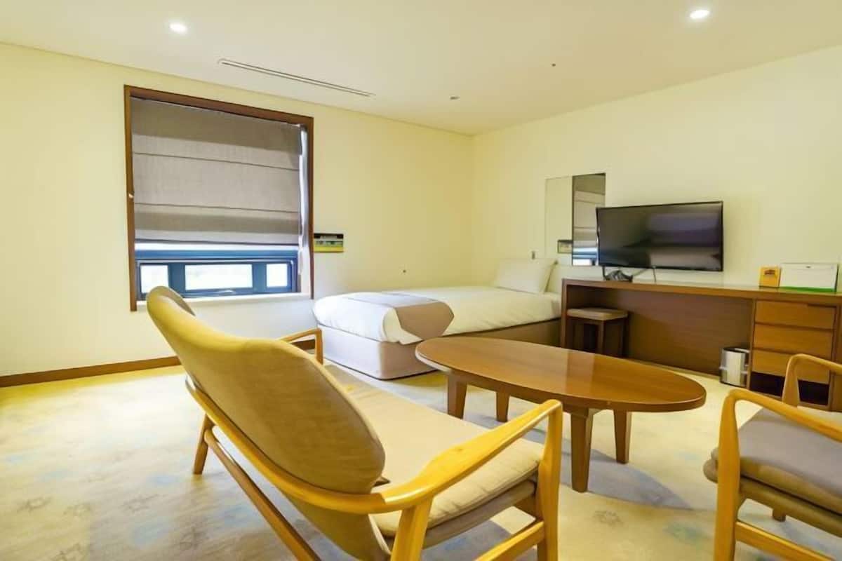 Down comforters, in-room safe, desk, blackout drapes