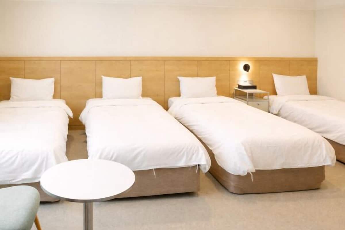 Down comforters, in-room safe, desk, blackout drapes