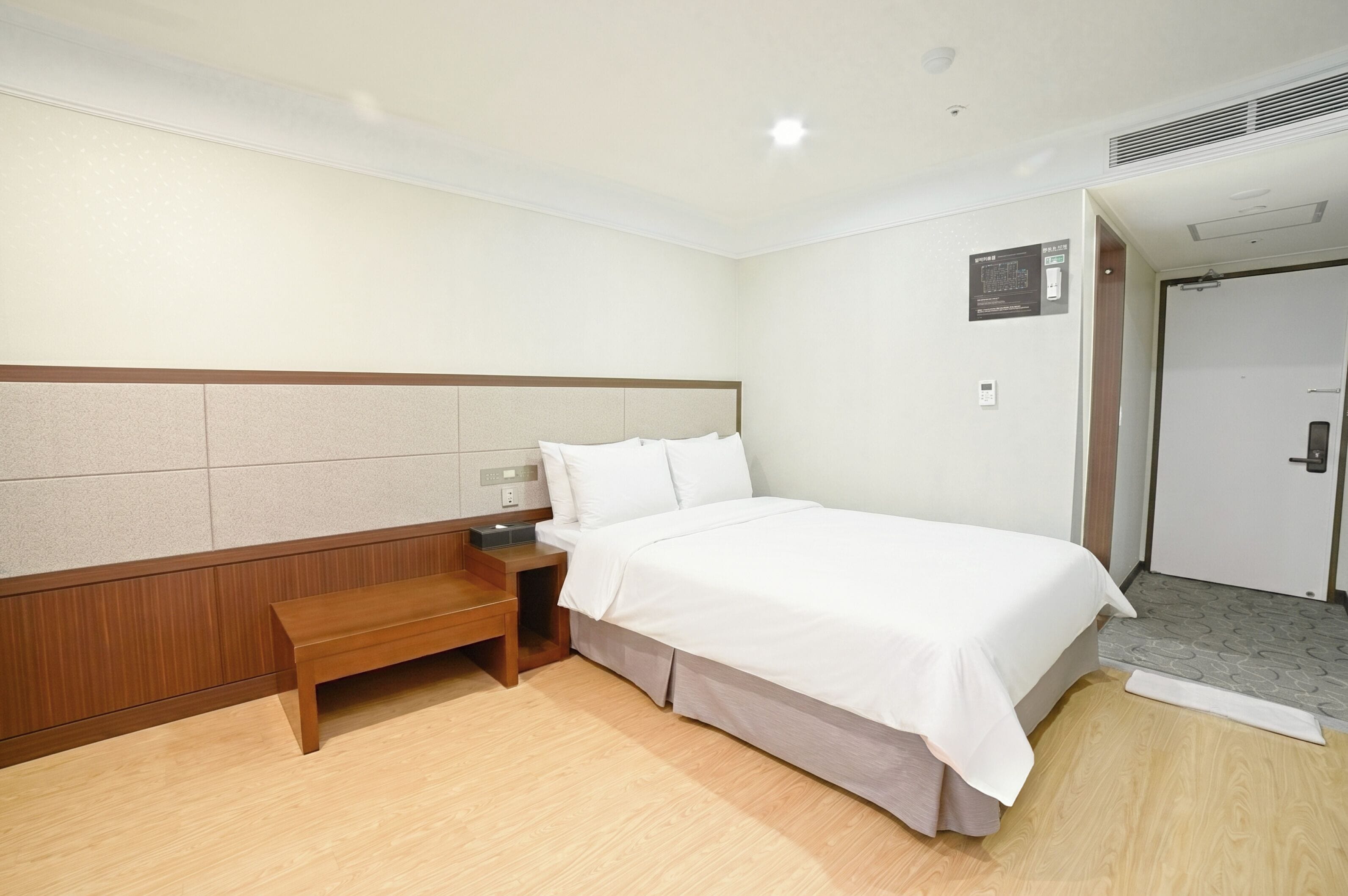 Habitación doble clásica, 1 cama matrimonial, no se aceptan mascotas, vista a la ciudad | Edredón, caja de seguridad en la habitación y escritorio 