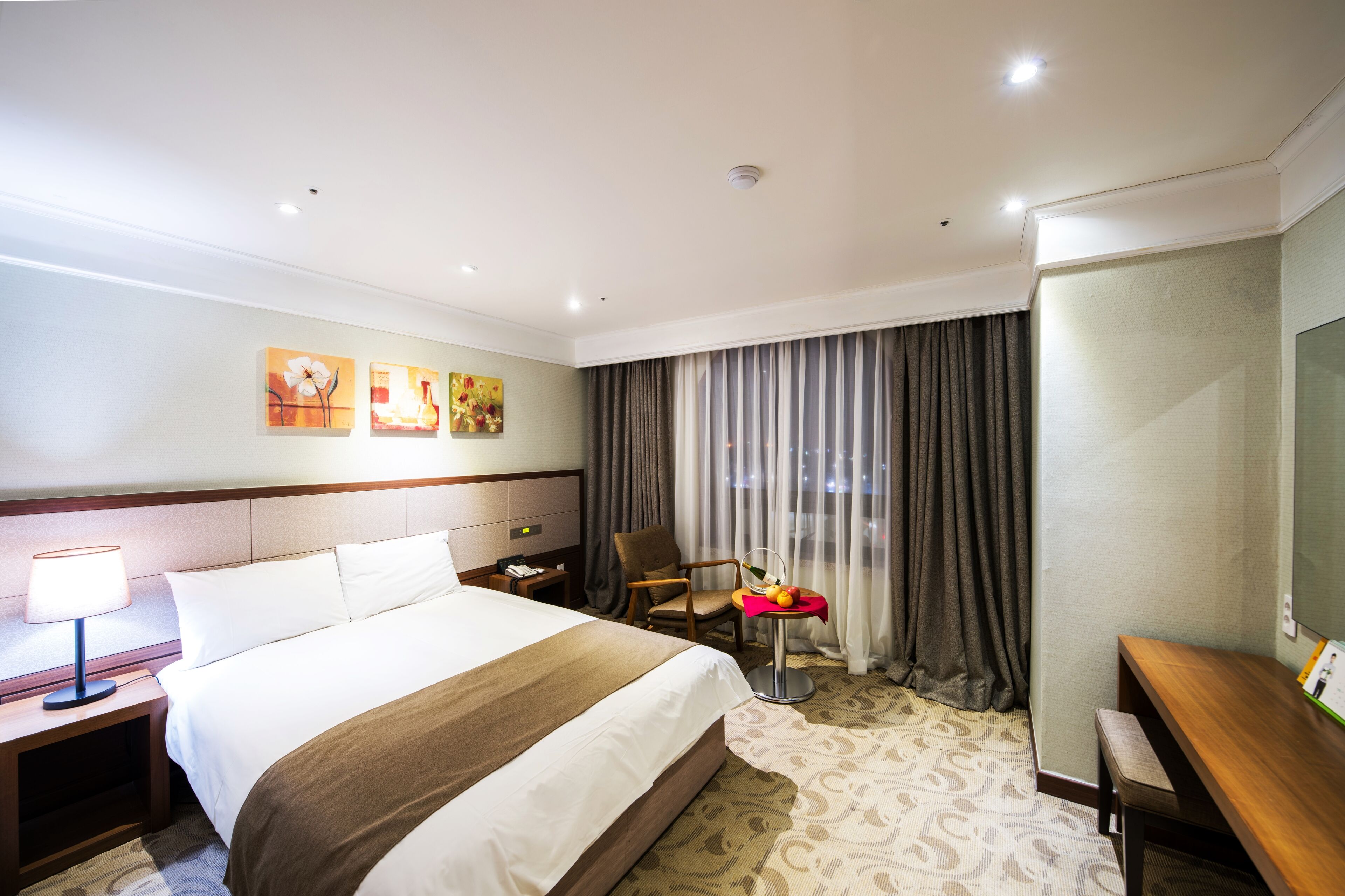 standard double room | 1 bedroom, down duvets, in-room safe, desk