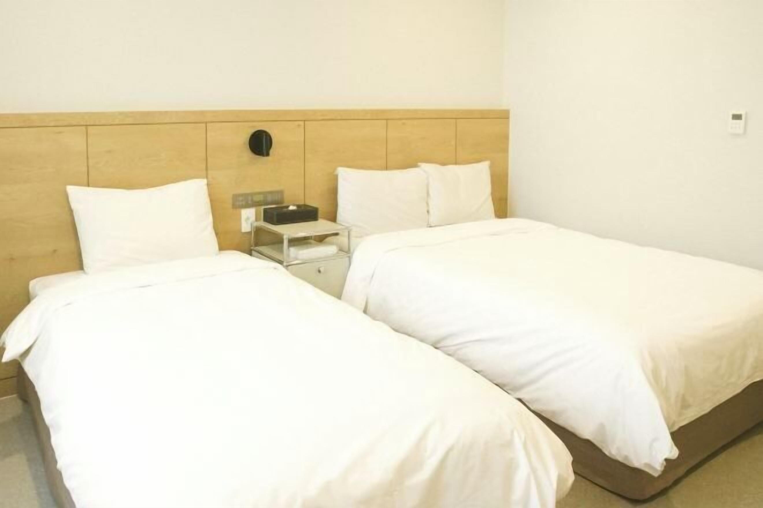 Down comforters, in-room safe, desk, blackout drapes