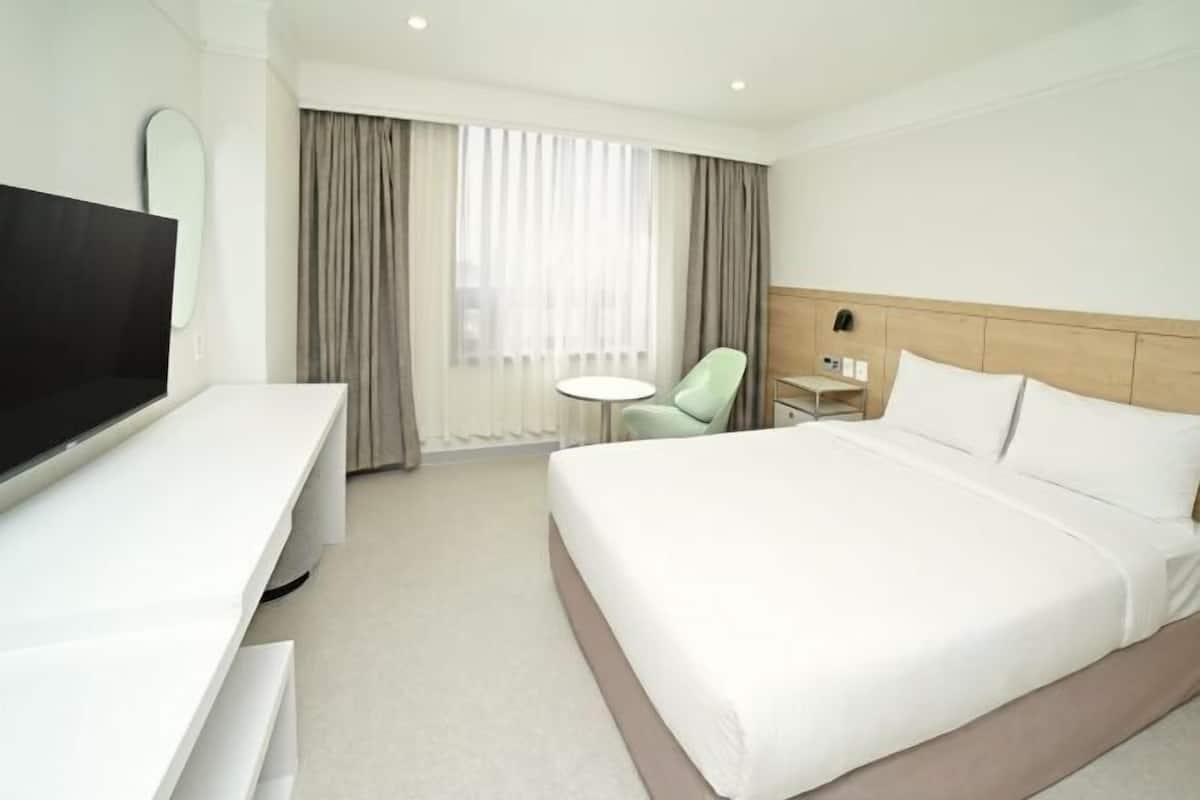 Down comforters, in-room safe, desk, blackout drapes