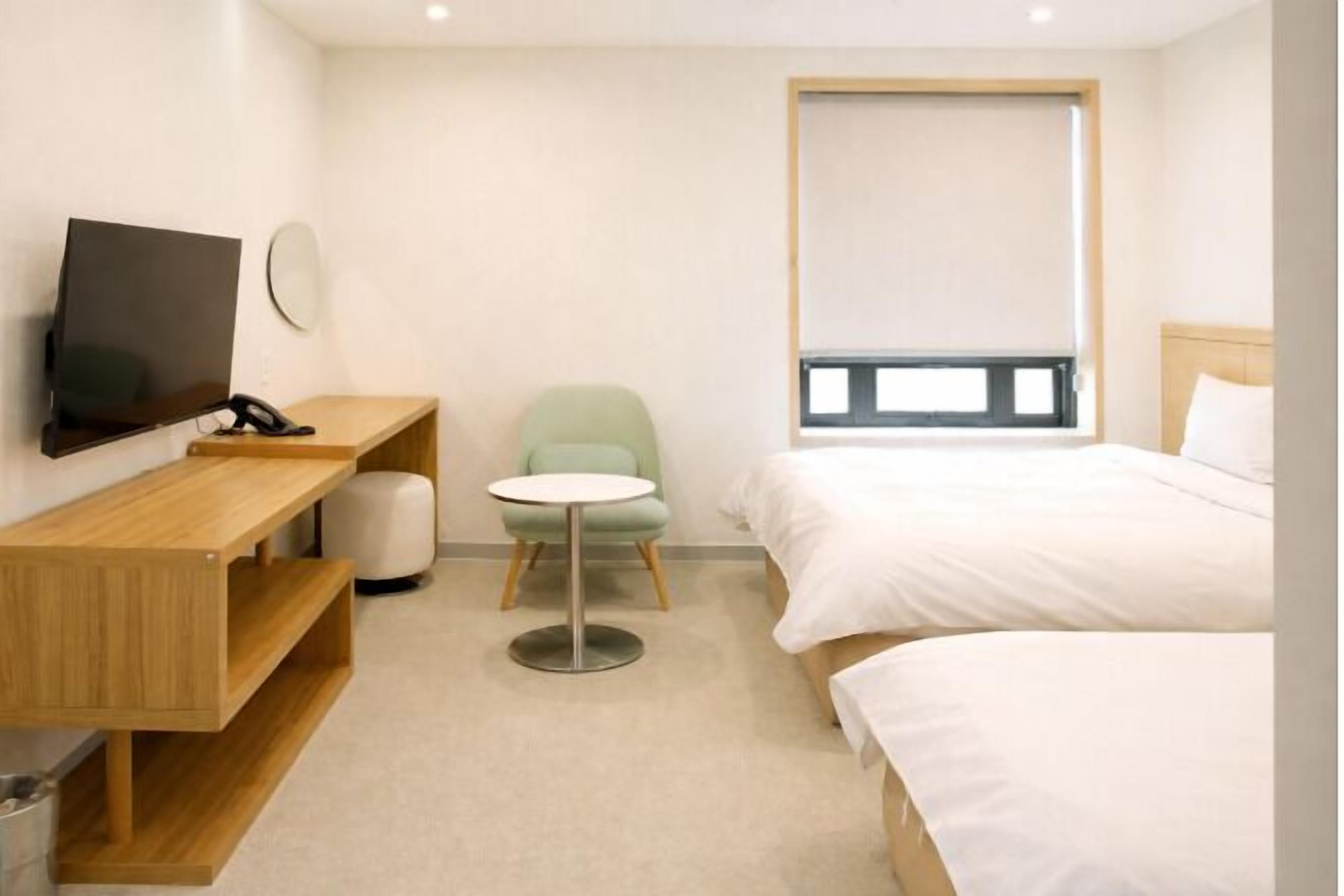 Down comforters, in-room safe, desk, blackout drapes