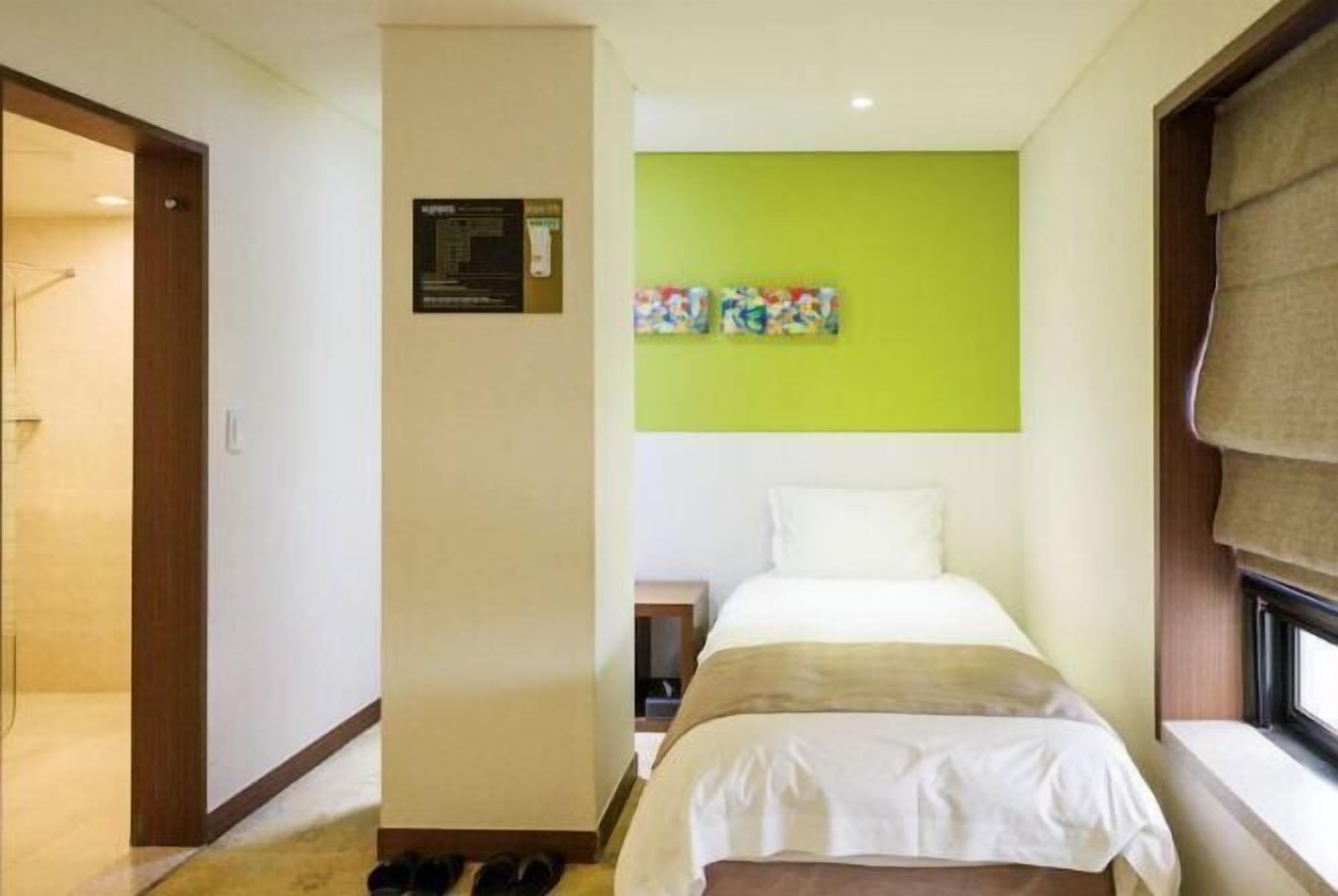 Down duvets, in-room safe, desk, blackout curtains