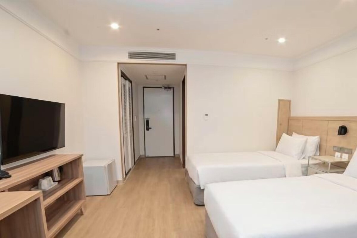Down duvets, in-room safe, desk, blackout curtains