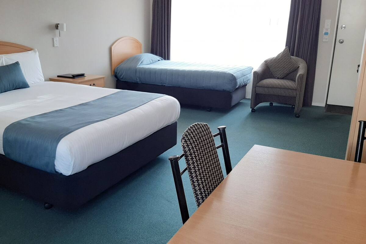 标准双床房, 一层 | 客房内保险箱、办公桌、隔音、熨斗/熨衣板